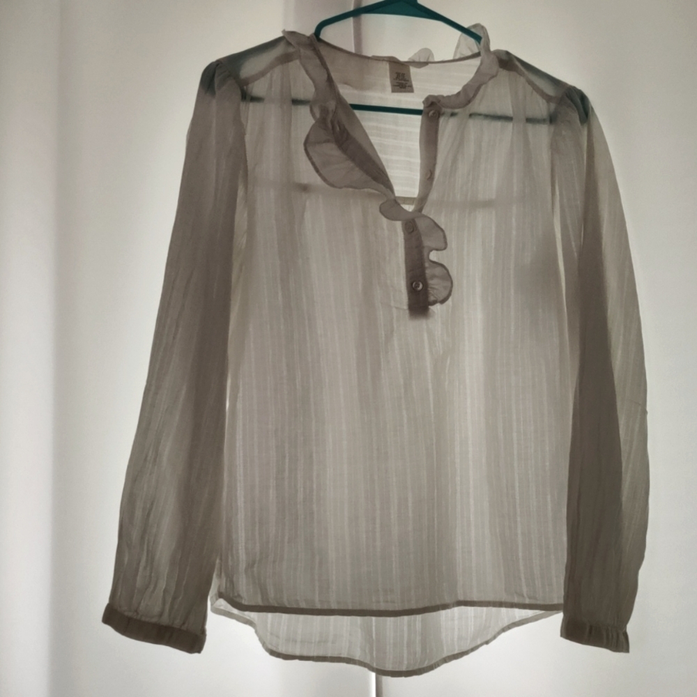 Chic White Blouse with Ruffles - Picture 3 of 9